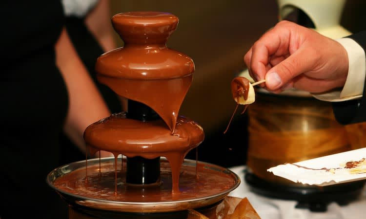 11 niebanalnych atrakcji na wesele 2 Fontanna czekoladowa - atrakcje na wesele - fotobu.pl